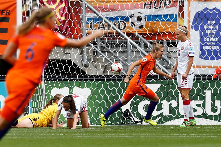 Vivianne Miedema van het Nederlands vrouwenelftal juicht na het scoren van 1-1 tijdens de finale tussen Nederland en Denemarken van het EK vrouwenvoetbal. Beeld ANP