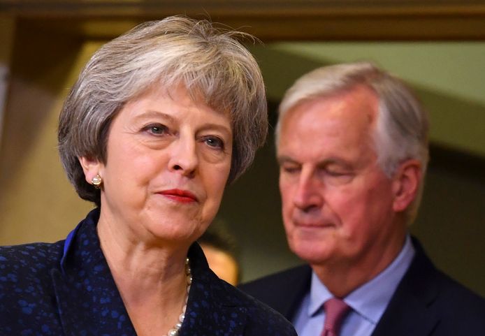 Links Brits premier Theresa May, rechts brexit-hoofdonderhandelaar Michel Barnier.