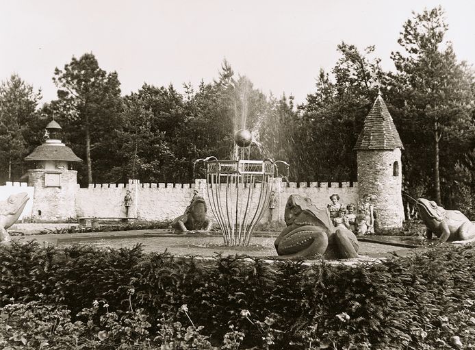 De Kikkerkoning in het Sprookjesbos, in het het openingsjaar 1952. Op de achtergrond staan de herauten van De Magische Klok.