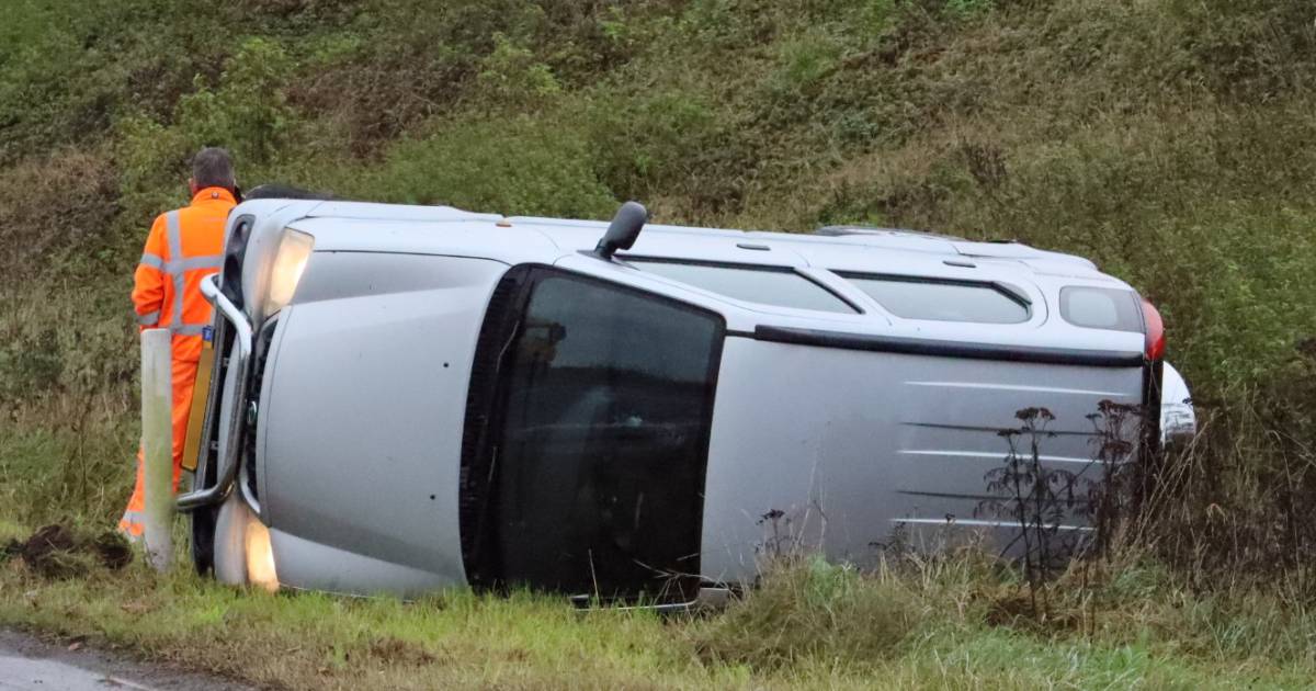 Auto komt gekanteld in berm terecht in Drunen.