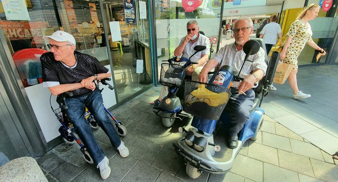 Rinus de Rooy, Jos de Ridder en Hendrik Stoop (vlnr) zitten vlakbij de ingang van winkelcentrum Hoge Vucht.