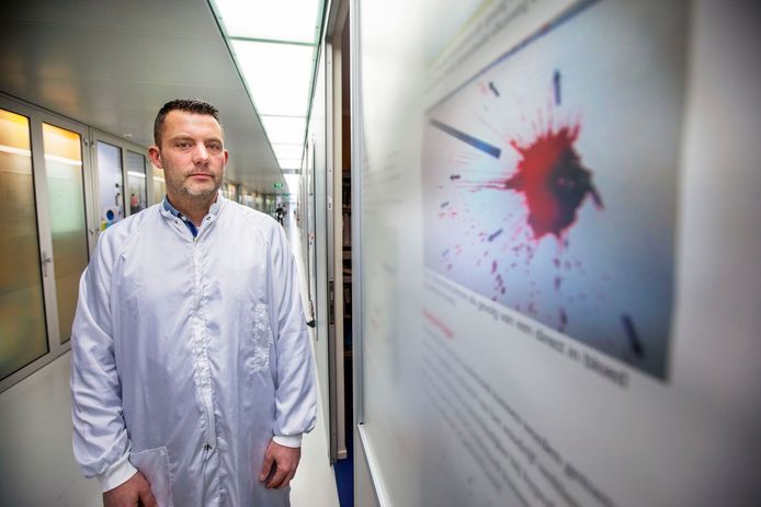 Leon Meijrink onderzoekt bloedsporen bij het Nederlands Forensisch Instituut (NFI) in Den Haag.