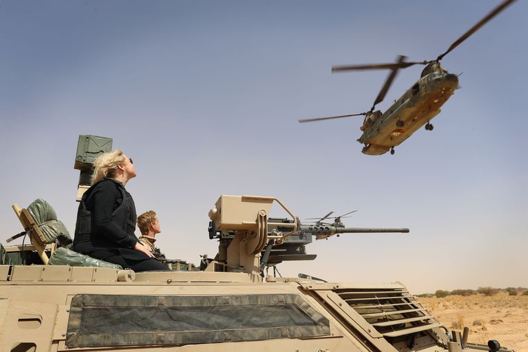 Minister van Defensie Jeanine Hennis-Plasschaert tijdens een bezoek aan de Nederlandse Long Range Reconnasisance Patrol Task Group (LRRPTG) in Mali. Deze eenheid bestaat uit militairen van de Luchtmobiele Brigade en voert meerdaagse, lange-afstandspatrouilles uit om inlichtingen te verzamelen. Beeld ANP