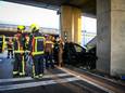 Auto met lachgas crasht tegen viaduct bij A4: bestuurder aangehouden