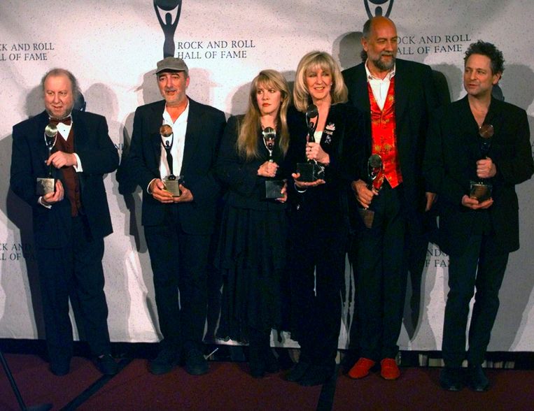 Leden van Fleetwood Mac in 1998, wanneer ze opgenomen worden in de Rock and Roll Hall of Fame. Vlnr: Peter Green; John McVie; Stevie Nicks; Christine McVie; Mick Fleetwood; en Lindsey Buckingham.