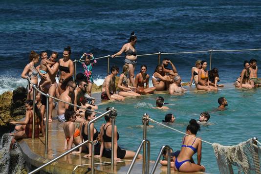 Verkoeling zoeken tijdens een hittegolf aan het strand van Sydney.