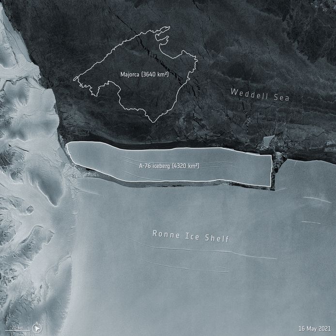 Le immagini satellitari dell'Agenzia spaziale europea mostrano che l'A-76 Iceberg è stato strappato dalla piattaforma di ghiaccio antartica.