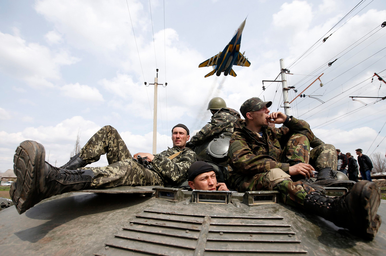 Oekraïense militairen in Kramatorsk in april 2014. Beeld REUTERS