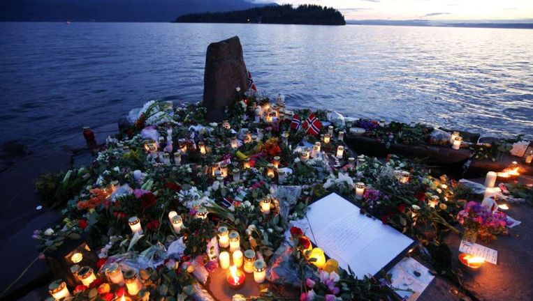 Kaarsen en bloemen bij een tijdelijk monument ter nagedachtenis van de slachtoffers van Anders Breivik. ©Reuters Beeld 