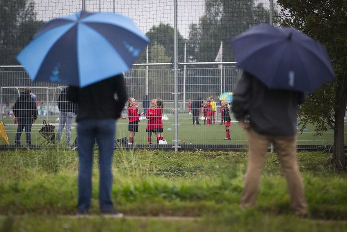 Ouders langs het veld bij voetbalvereniging VOC. Werden zij eerder al bijna allemaal geweerd van de terreinen van voetbalclubs, nu worden de amateurvoetbalcompetities allemaal stilgelegd.