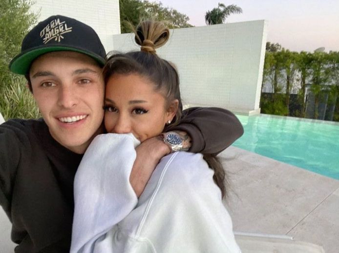 Ariana Grande Maakt Het Officieel Met Vriendje Op Instagram Celebrities Hln Be