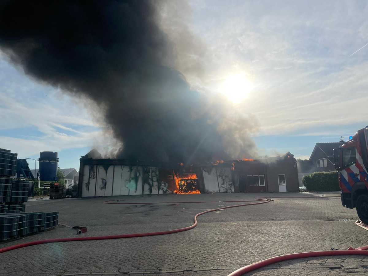 De grote brand in een loods aan de Poort van Midden in Heteren.