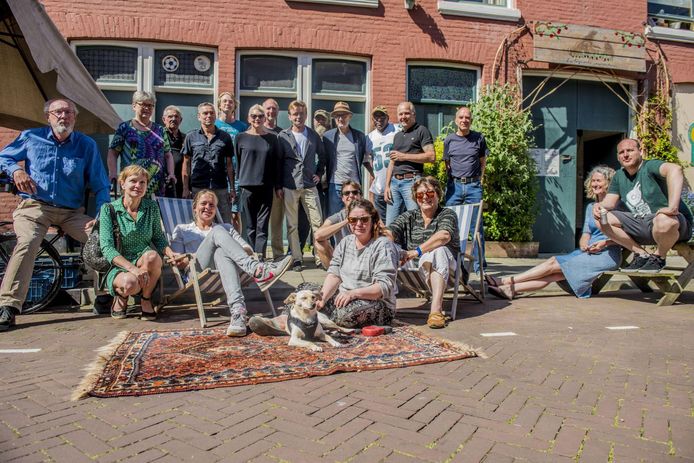 De bewoners van de Roggeveenstraat in Den Haag kochten hun eigen straat.