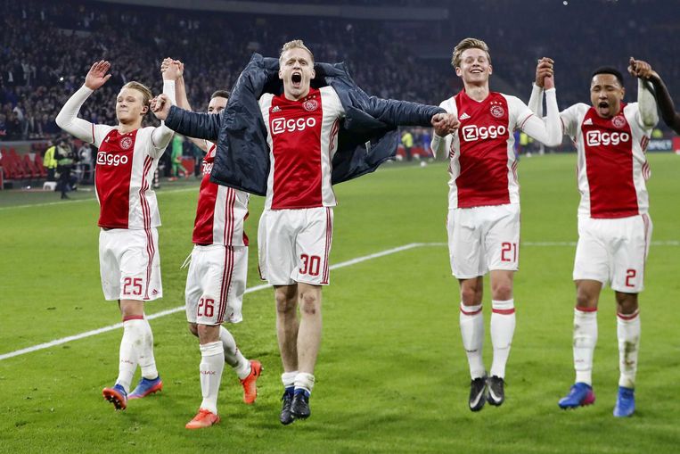 Jonge Ajaxspelers vieren 2-0 winst tegen FC Kopenhagen Beeld anp pro shots