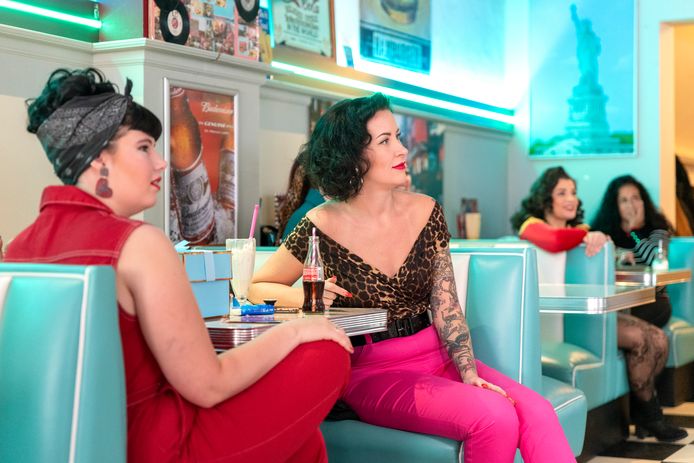 Tom’s Diner is nog meer dan gebruikelijk in jaren 50 sferen, dankzij de Miss Pinup verkiezing Benelux. Tweede van links organisator Vivian Kramer gezegd Freher.