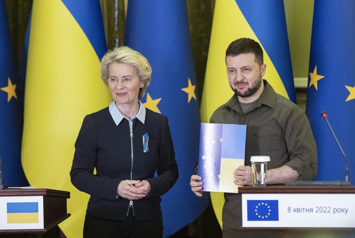 Europees commissievoorzitter Ursula von der Leyen en Oekraïens president Volodymyr Zelensky op een gezamenlijke persconferentie in Kiev.