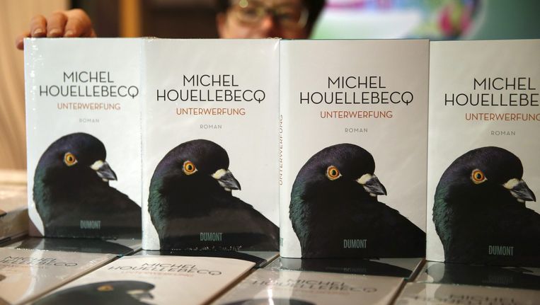 Duitse exemplaren van het boek Unterwerfung (in het Nederlands vertaald als Onderwerping) van de Franse auteur Michel Houellebecq. Beeld reuters