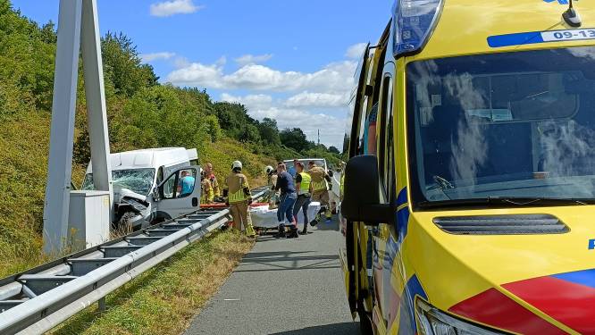 Hulpdiensten rukken uit voor verkeersongeluk op A28 bij Soesterberg, traumaheli landt op snelweg