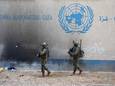 Des soldats israéliensdevant l'Office de secours et de travaux des Nations Unies pour les réfugiés de Palestine (UNRWA) dans la bande de Gaza.