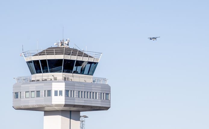 De controletoren van de luchthaven van Bergen.