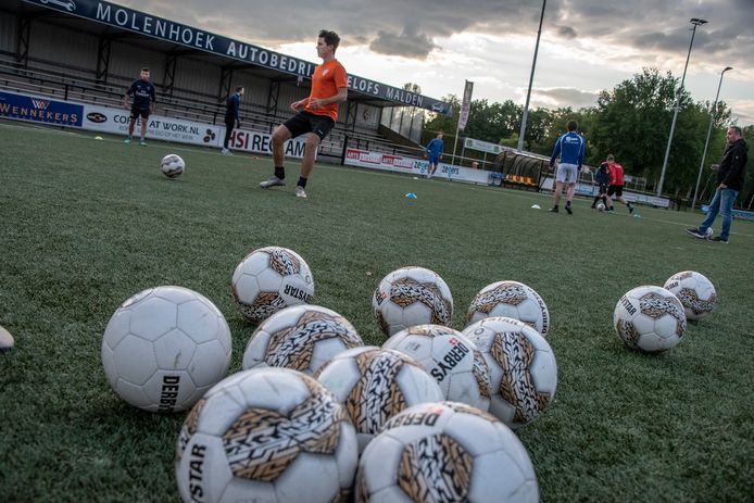 Training na coronatijd bij voetbalclub Juliana'31 in Malden. Ze mogen weer het veld op maar wel met de 1,5 meter restrictie.