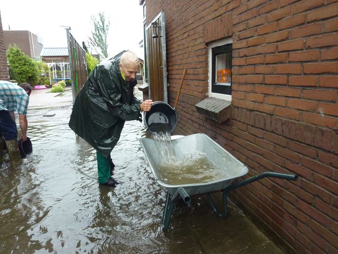 Bewoners van de Nieuweweg in Hardinxveld-Giessendam proberen het water de baas te zijn