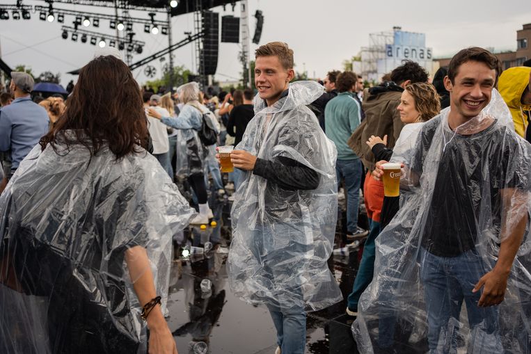 Geen festivals in Nederland? Dan maar naar het buitenland, denken deze danceliefhebbers