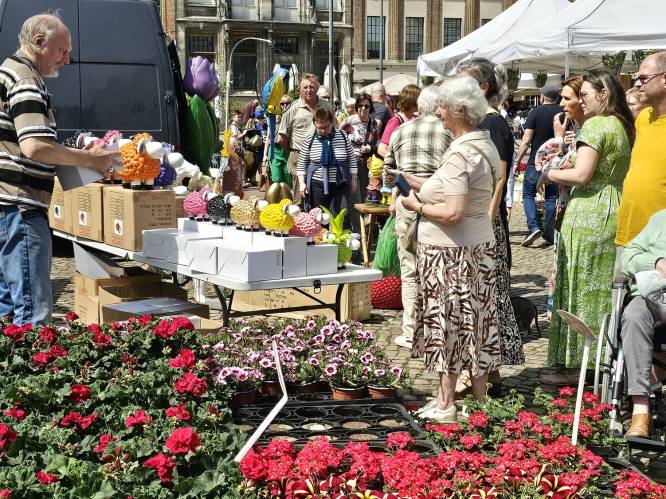 IN BEELD. Bloemenmarkt is terug van weggeweest en trekt massaal veel volk 