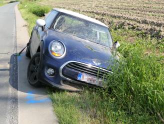 Bestuurder belandt in de gracht in Heirstraat