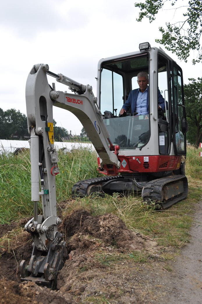 Wethouder Frans Kuppens geeft door het graven van een sleuf het startsein voor de aanleg van glasvezel in het Cranendonckse buitengebied.