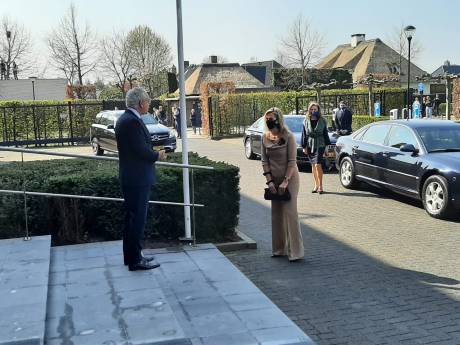 : Vrachtwagenchauffeur met spoed naar het ziekenhuis na ongeval tijdens lossen in Nuland. . via @GoogleNews