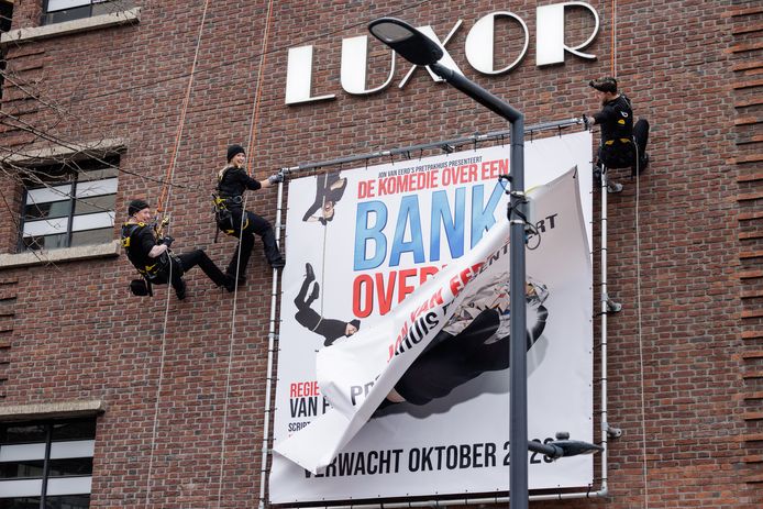 Joey Schalker, Suzanna Pleiter, Buddy Vedder dalen af van het Oude Luxor.