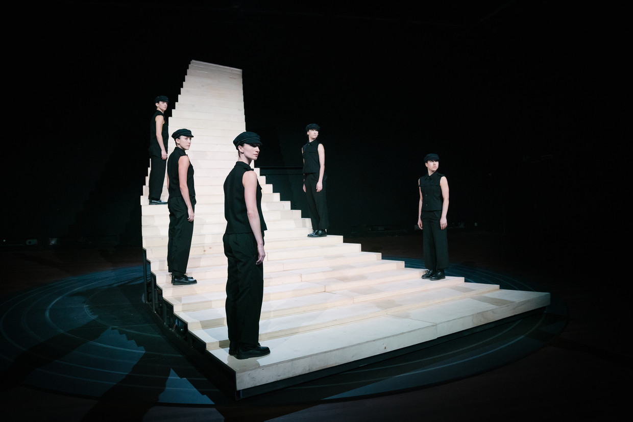 De danseressen in Scala bewegen in een strak gelid van ­geometrische vormen en patronen.  Beeld Sjoerd Derine