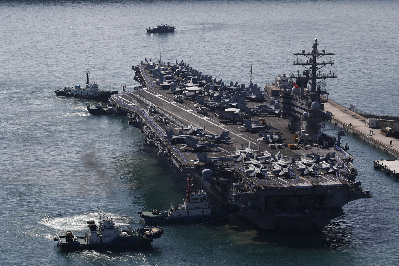 Het Amerikaanse vliegdekschip USS Ronald Reagan in de haven van de Zuid-Koreaanse stad Busan, kort voor de gezamenlijke oefening van de Zuid-Koreaanse, Japanse en Amerikaanse marines.