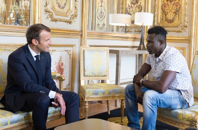 Redder Mamoudou Gassama met de Franse president Emmanuel Macron.