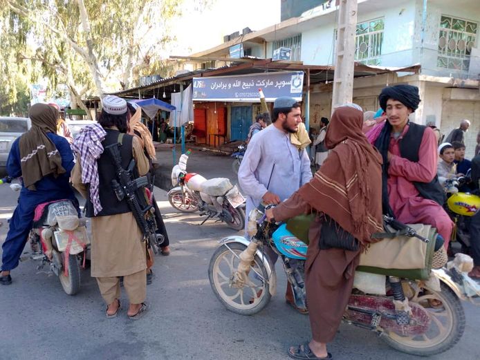 Taliban berpatroli di Farah, Afghanistan.