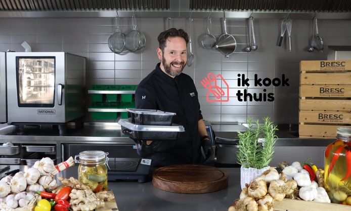 Culinair adviseur bij Bresc, Jeroen de Zwart, in de ter beschikking gestelde keuken.