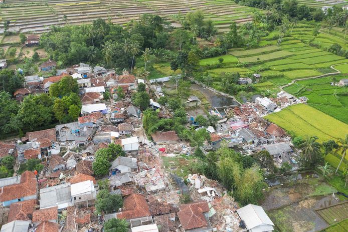 Beschadigde huizen op West-Java door de aardbeving van vorige maand.