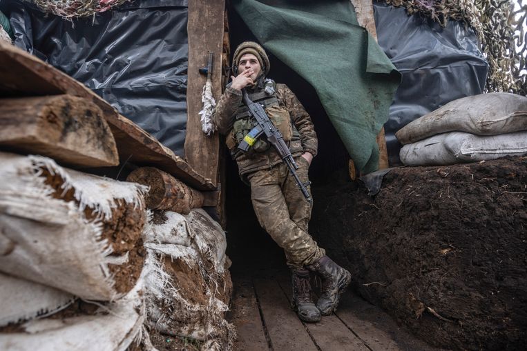 Een Oekraïens soldaat in Donetsk, Oekraïne. Beeld AP