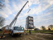 Het huisje dat verhuisde: dit kant-en-klare huis reed achterop een vrachtwagen naar zijn plek
