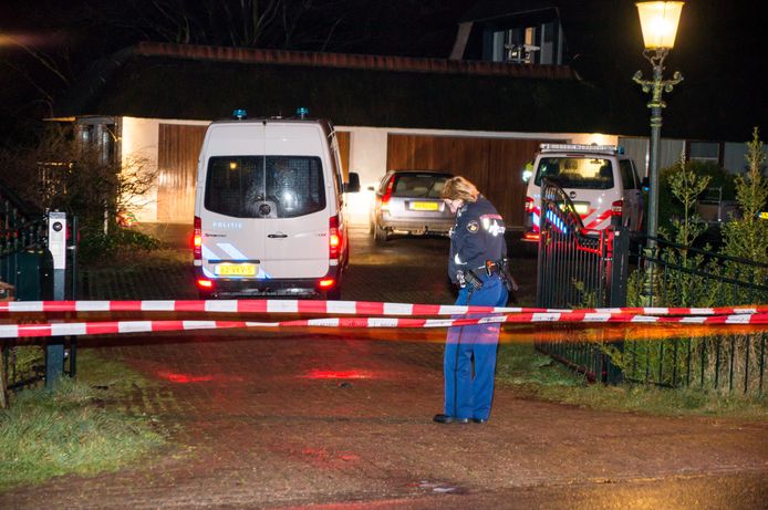 Bewoners van een woning aan de Dalemse Waaldijk werden op 25 februari 2014 bedreigd met een nepwapen door drie gemaskerde overvallers.