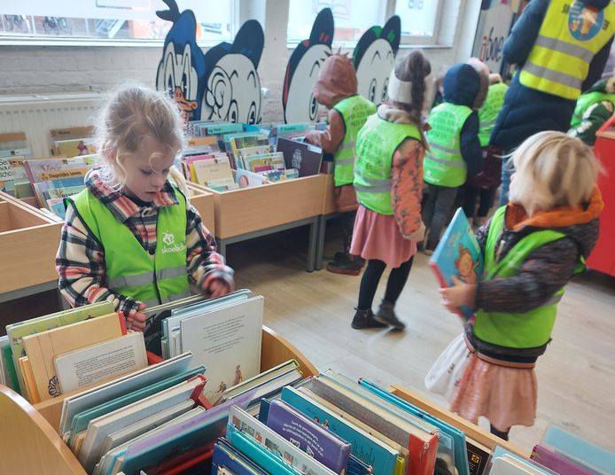 Sint-Lievens-Houtem: De kleuters van BS Hofkouter op bezoek in de bib.
