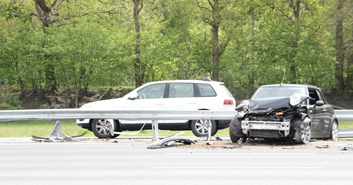 Ongeluk met 3 autos op A1 bij Bathmen, vrijdagmiddagfile vanaf Rijssen.