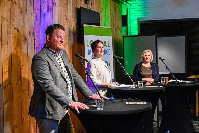 Halderbergs Slotdebat in sporthal De Beuk in Oudenbosch. Vlnr: Thomas Melisse (VVD), Gisela van Beek (Lokaal Halderberge) en Simone Dirven (CDA).