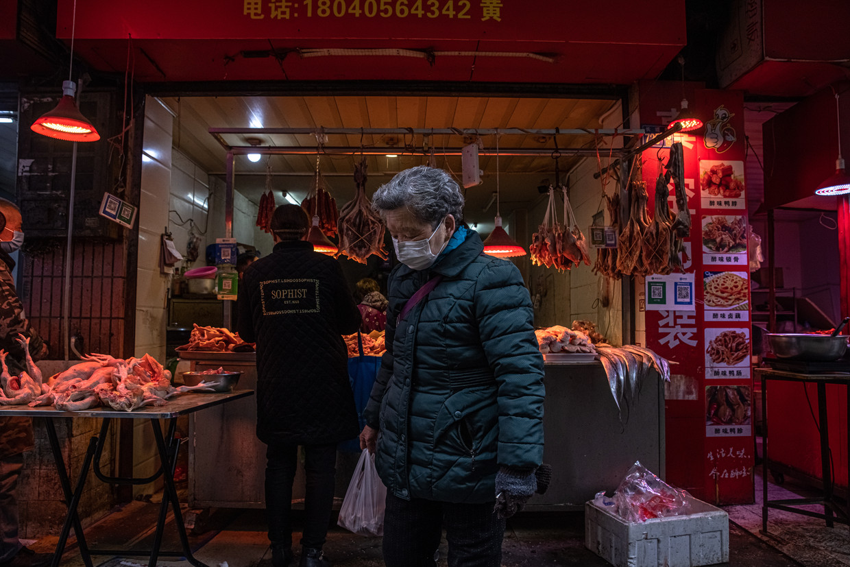 Een marktstal voor vlees in Wuhan. Onduidelijk is in hoeverre de wildhandel in Wuhan weer is hervat. 	 Beeld EPA