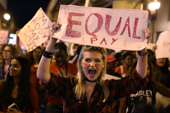 Vrouwen demonstreren in maart van dit jaar in Miami voor gelijke lonen voor mannen en vrouwen in dezelfde functie.
