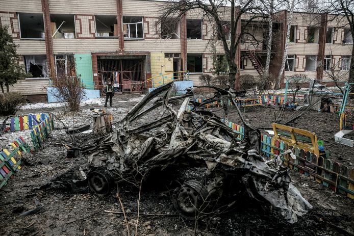 Nog beelden van de schade in Kiev. Lokale burgers komen aangeslagen kijken naar de vernieling.
