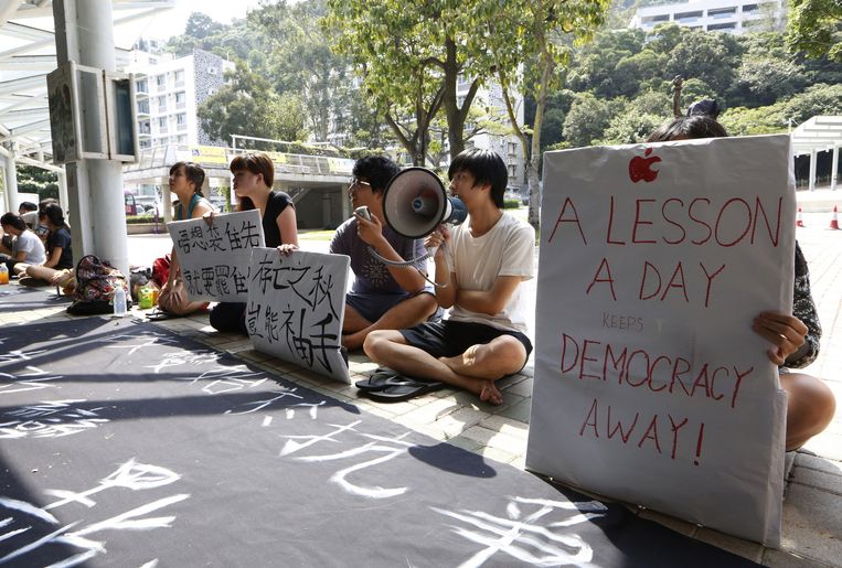 Een aantal volhardende demonstranten bij de Chinese universiteit van Hongkong. Beeld ap
