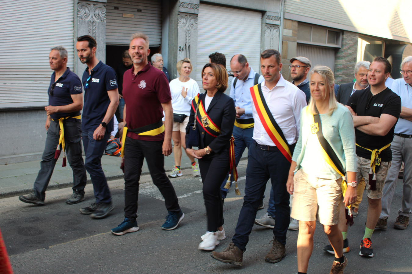 Eventjes dreigde een brand de pret te bederven: Fiertelommegang trekt ...