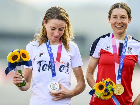 Van Vleuten sliep goed na vreemdste race uit carrière, Lieke Wevers trots op zus Sanne